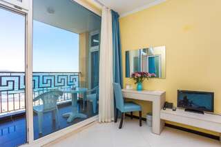 Отель Blue Pearl Hotel - Ultra All - Inclusive Солнечный Берег Люкс с 1 спальней и балконом (для 2 взрослых + 2 детей)-6